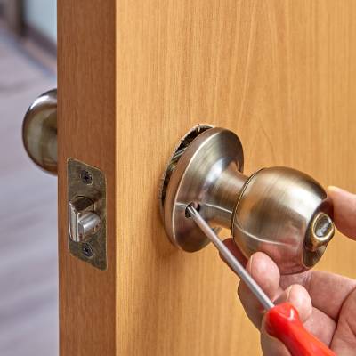 El eje del mecanismo de la manija de la puerta interior entra en el  orificio de la rosa al instalar la perilla de la puerta con cerradura y  pestillo.