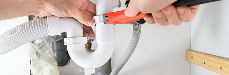 Demostración de usuario ajustando tubería para completar la instalación del lavamanos
