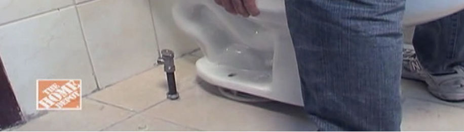 Usuario presionando taza del baño sobre la base