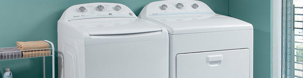 Lavandería con lavadora de carga superior y secadora