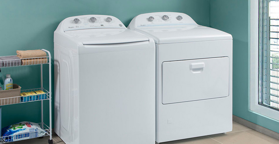 Lavandería con lavadora de carga superior y secadora