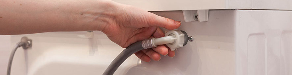 Conectando mangueras de agua fría y caliente a la lavadora