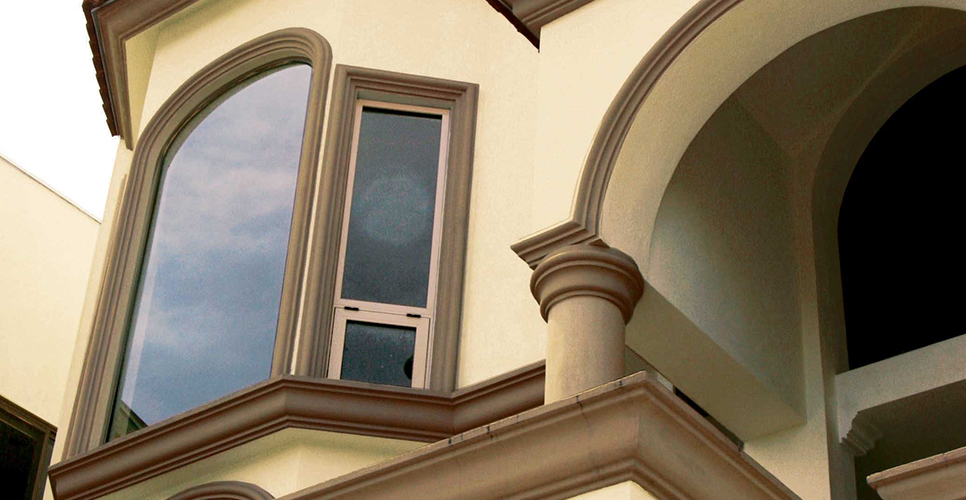 Fachada de casa con molduras en las ventanas
