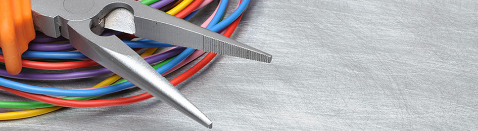 Pinzas para cortar cables sobre conexiones de colores
