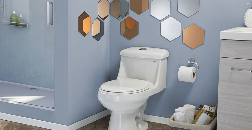 Cuarto de baño con sanitario, canasta y mueble, con pared azul y espejos hexagonales