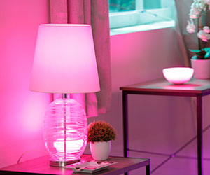 Habitación ambientada con lámpara de luz rosa