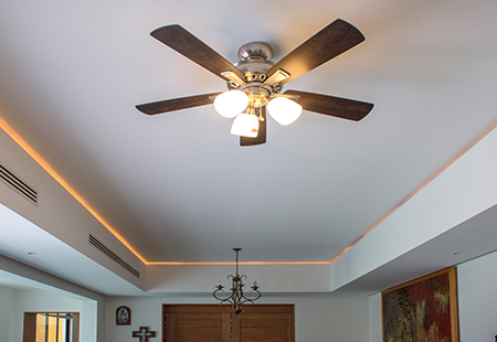 Espacio en casa con un ventilador de techo estilo clásico