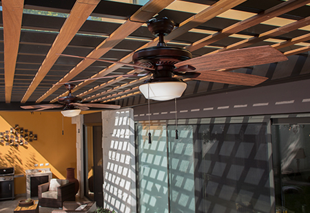 VENTILADOR BENDAN WESTINGHOUSE Ventilador de techo estilo moderno para  interior. Cuerpo de metal en acabado níquel satinado y aspas de madera  color de