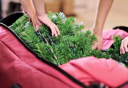 Almacenando pino de Navidad en una bolsa