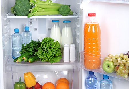 Demostración de alimentos colocados correctamente en refrigerador