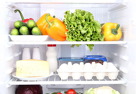 Vegetales, huevos y lácteos en el refrigerador