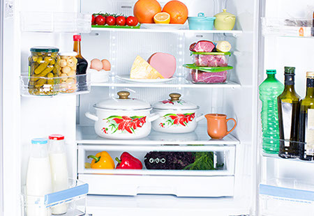 Refrigerador French Door con alimentos, bebidas y ollas en su interior