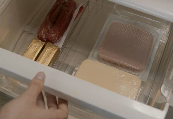 Sección del refrigerador con carnes frías y quesos