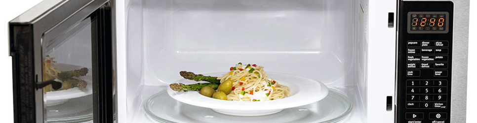 Plato de spaghetti dentro de horno de microondas