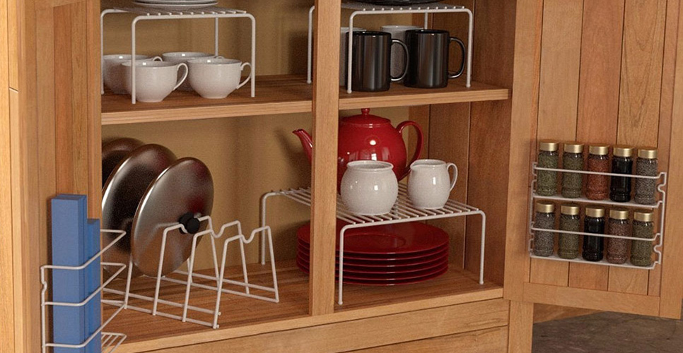 Gabinete de cocina con tazas, platos y especieros acomodados en accesorios organizadores