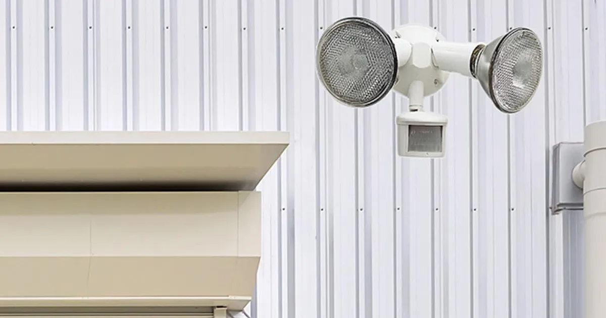 Cómo instalar una lámpara con sensor de movimiento