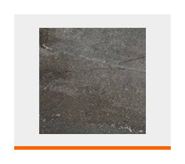 Recubrimiento que emula la apariencia de la piedra natural, bajo un tono gris Oxford o grafito oscuro