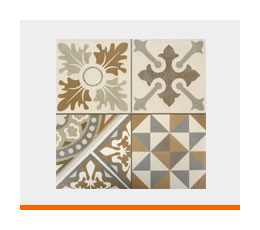 Piso con patrones bajo un diseño tipo hidráulico o vintage, combina figuras geométricas y flores o emblemas