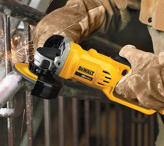 Esmeriladora / pulidora DeWalt usada para trabajar una superficie metálico