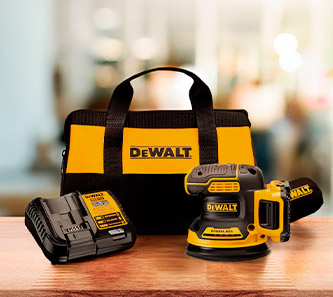 Lijadora DeWalt trabajando sobre la superficie de un auto