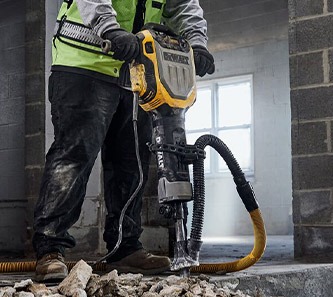 Martillo demoledor DeWalt utilizando en la construcción