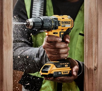 Rotomartillo DeWalt perforando madera