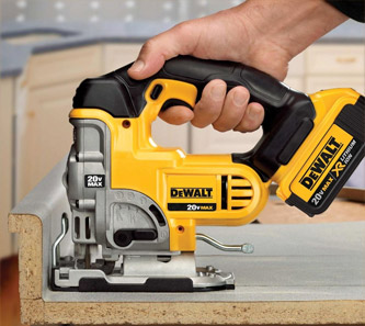 Uso de una sierra DeWalt en trabajo pesado