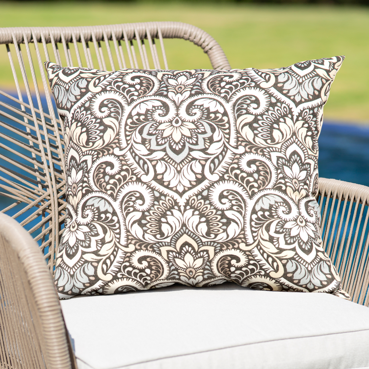 Cojín decorativo de tela color beige condiseño talavera