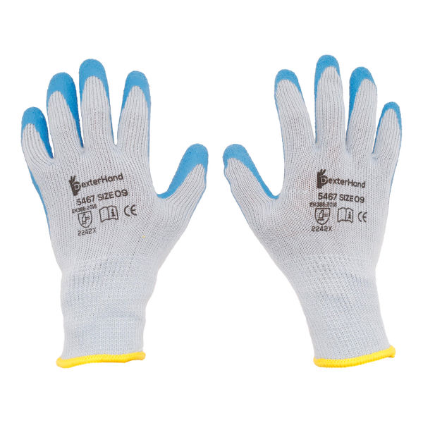 Cubeta azul para la limpieza con guantes amarillos y una variedad