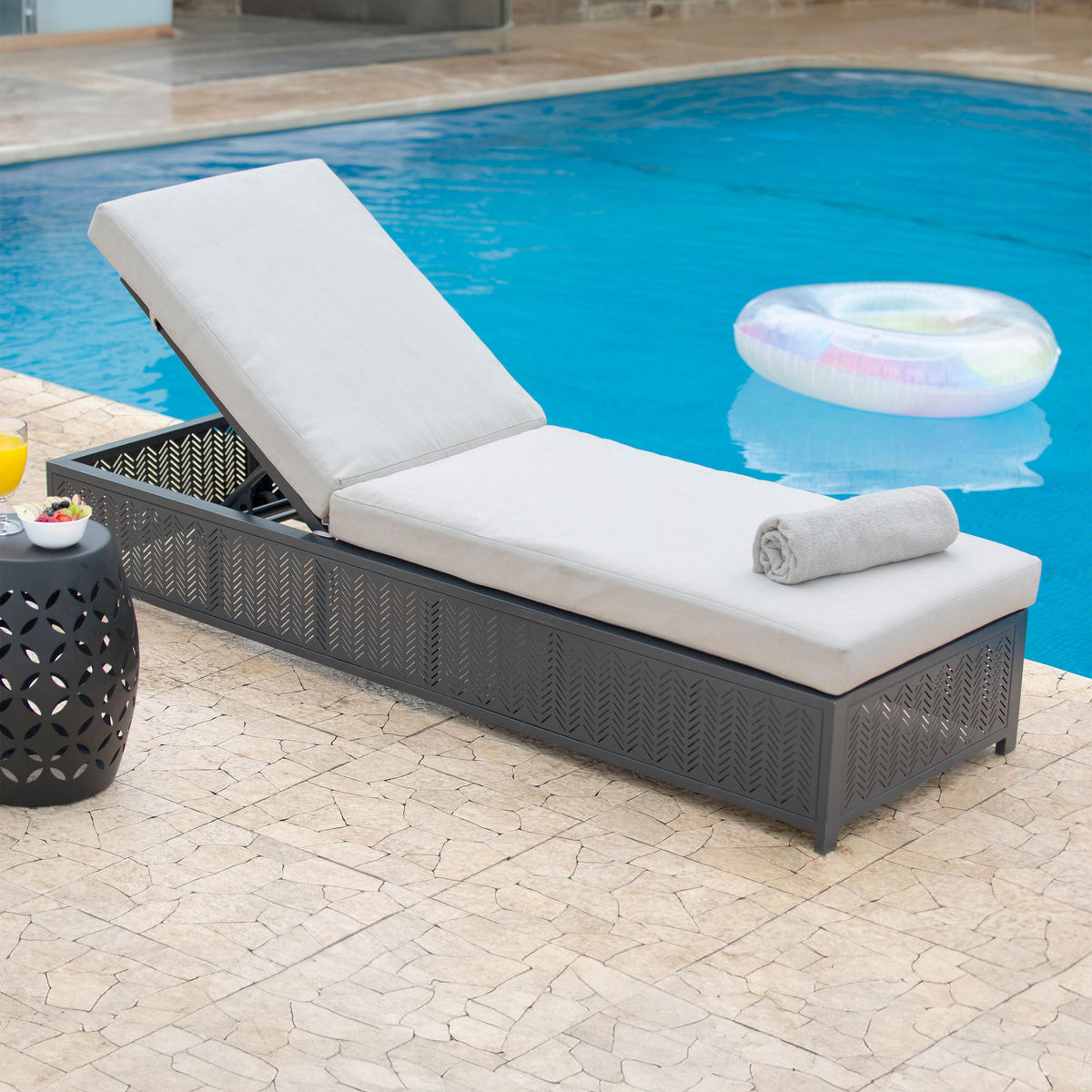 Camastro con cojin beige base de aluminio