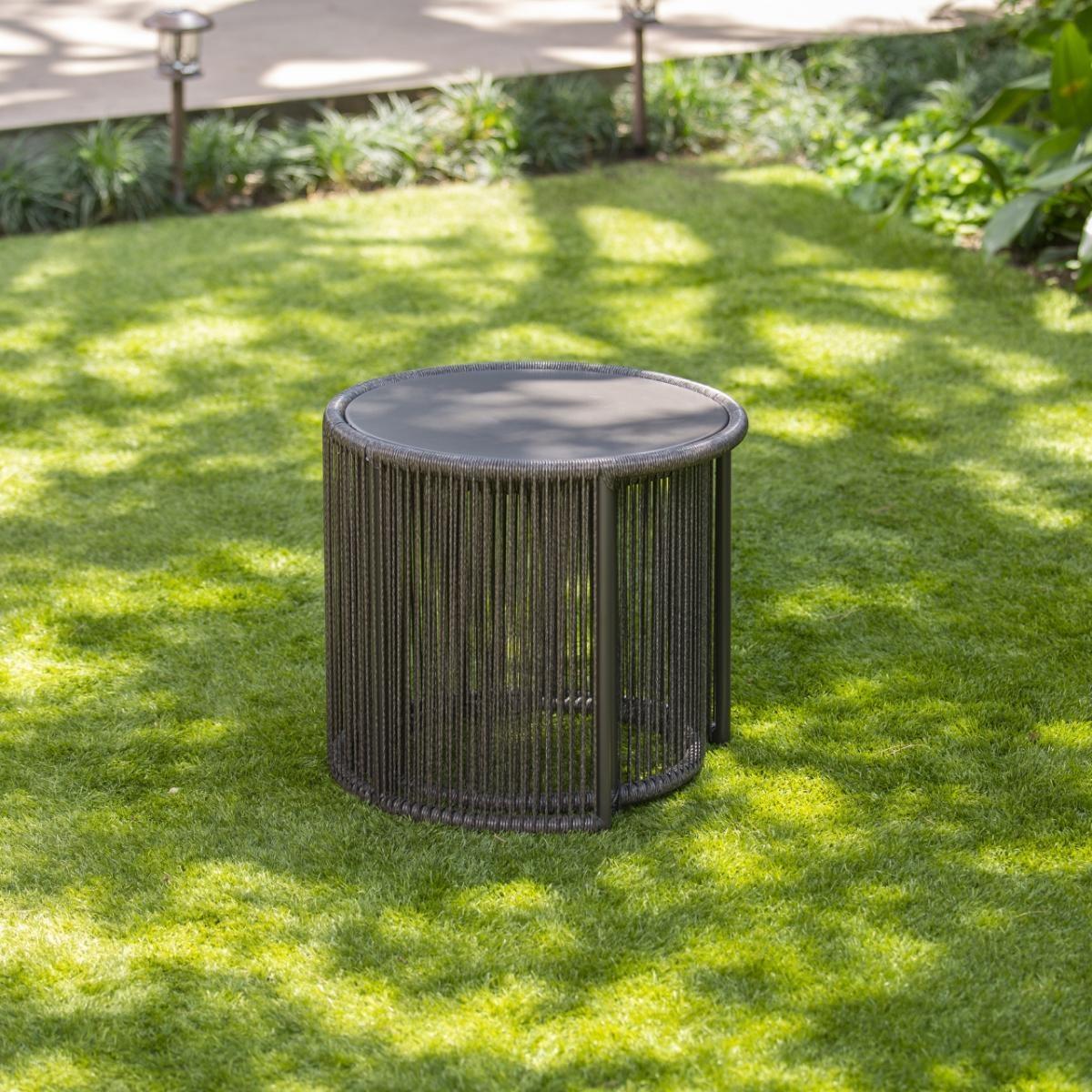 Set de dos mesas decorativas wicker de plástico café