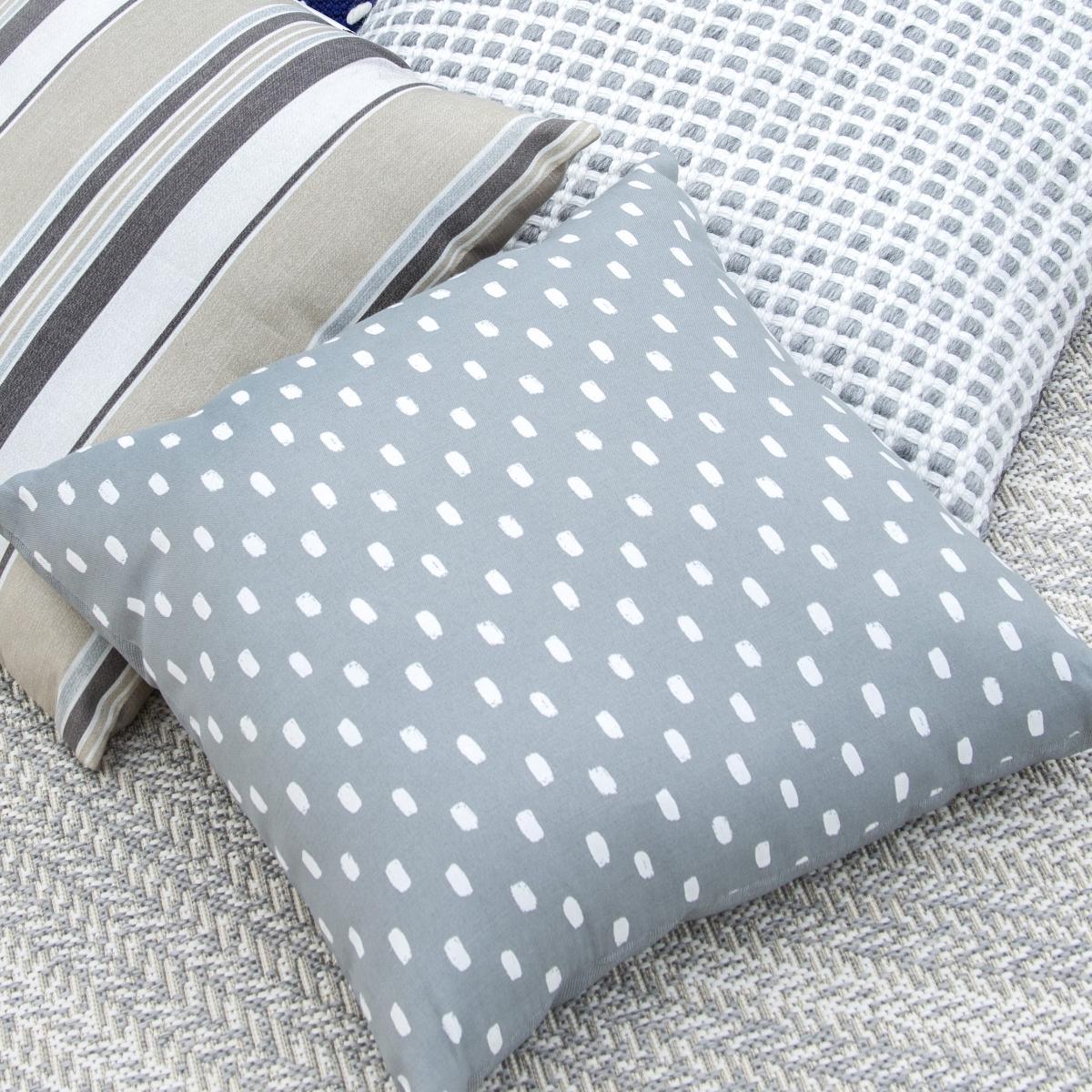 Cojin decorativo gris puntos