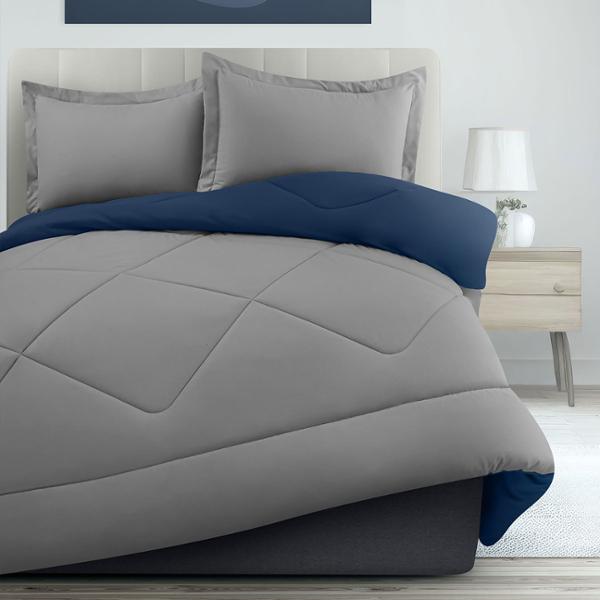 SET DE EDREDÓN CON FUNDAS DECORATIVAS OKAI QUEEN SIZE A DOBLE VISTA 3 PIEZAS GRIS CLARO INDIGO.