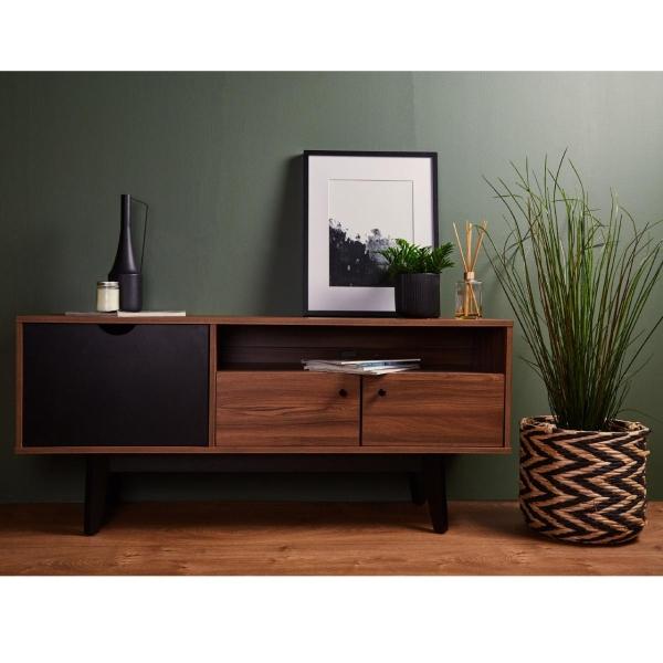 MUEBLE DE TV NEGRO Y NOGAL CON 3 PUERTAS DE ALMACENAMIENTO. PATAS DE MADERA Y RECUBIERTO EN MELAMINA