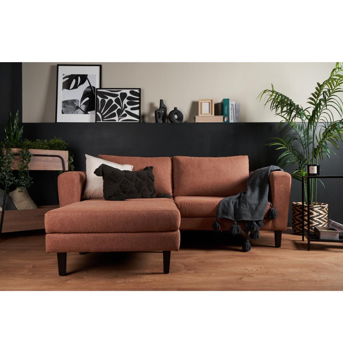 Sala esquinera de 2 plazas con taburete tapizados en tela marrón. estructura de madera sólida