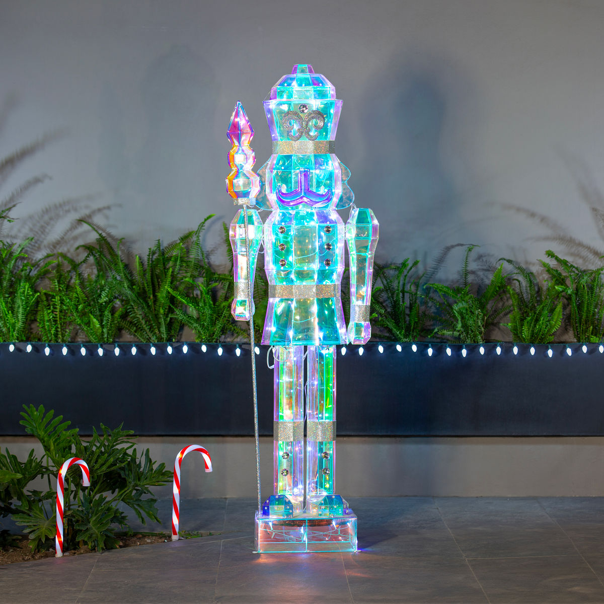 Figura navideña iluminada 1.82 m x 51 x 27.8 cm cascanueces iridiscente