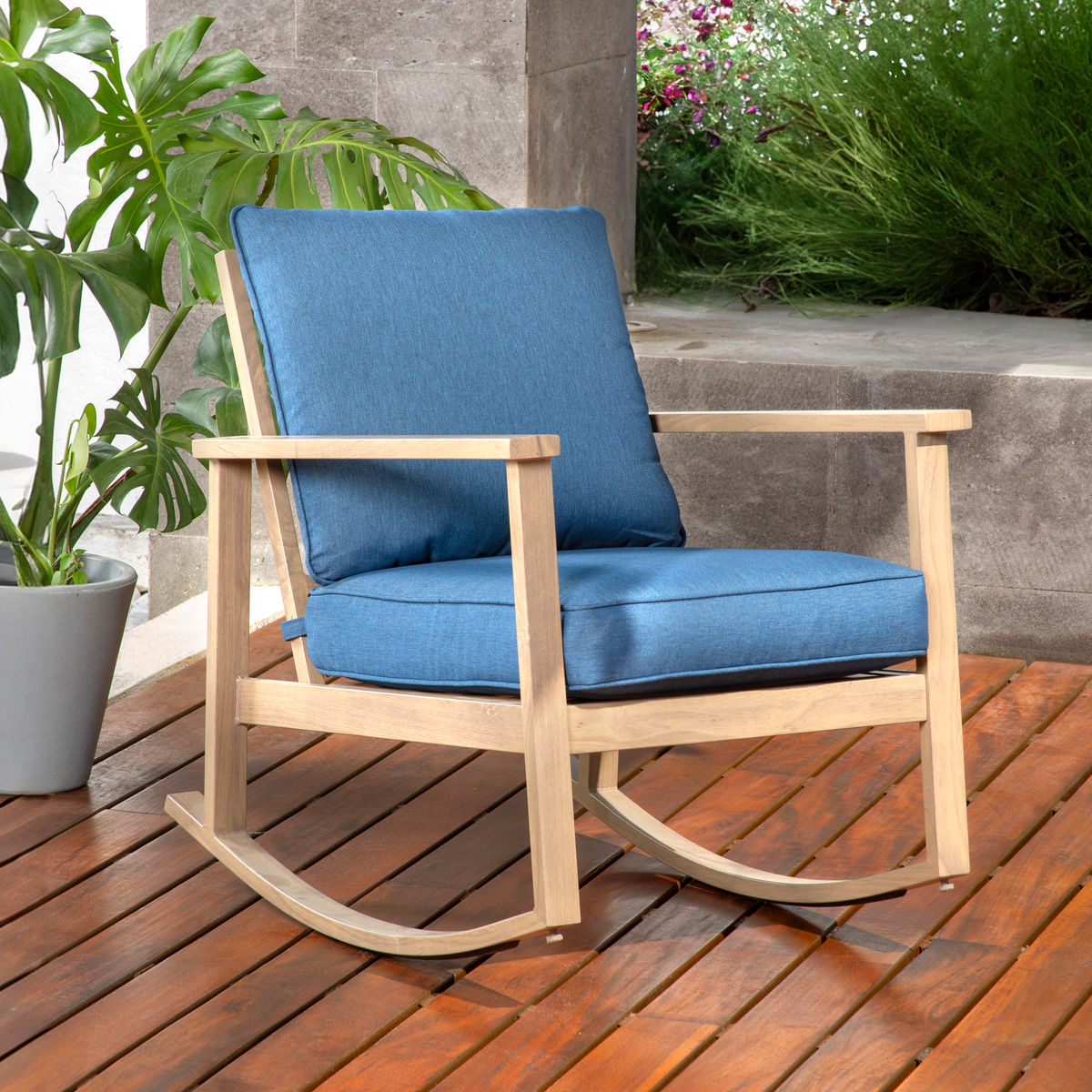 Mecedora de jardín de madera con cojines azules
