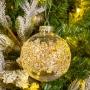 COLGANTE NAVIDEÑO DECORATIVO 12 CM TRANSPARENTE CON LENTEJUELAS DORADAS