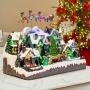 VILLA NAVIDEÑA CON TRINEO DE SANTA DE POLIRESINA CON LUCES Y MÚSICA 55 CM